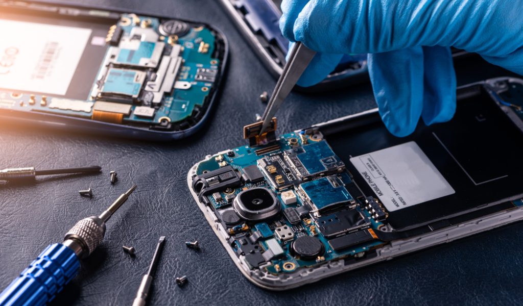 The,Asian,Technician,Repairing,The,Smartphone's,Motherboard,In,The,Lab